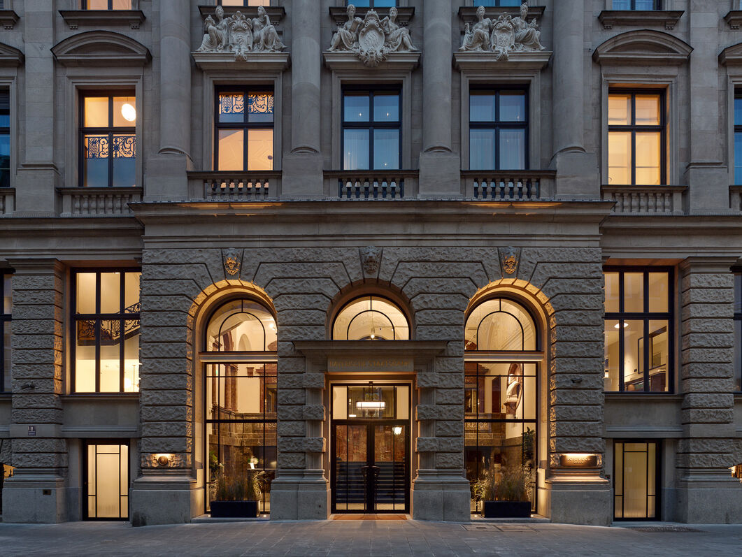 KF1 Gebäude beleuchet bei Nacht