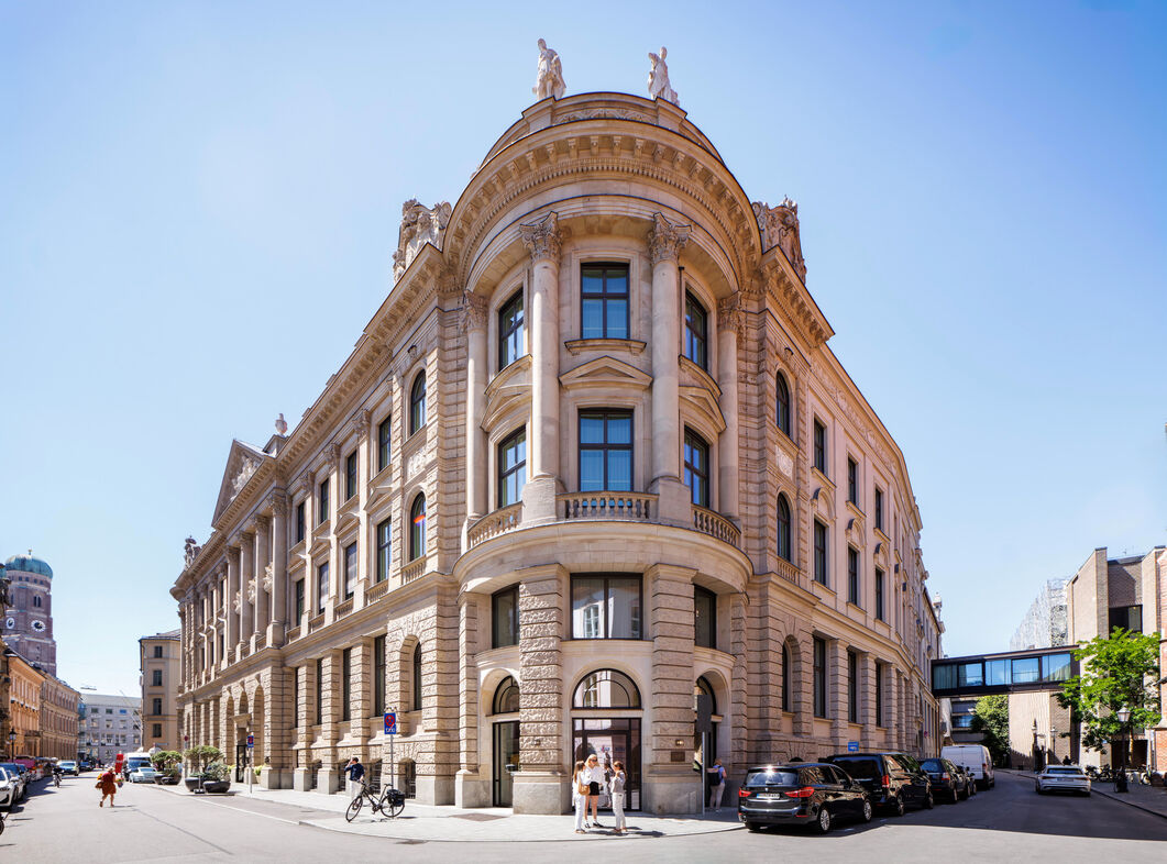 Historisches Gebäude mit Ballsaal in Innenstadtlage bei sonnigem Wetter 