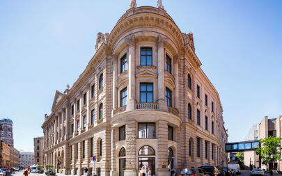 Historisches Gebäude mit Ballsaal in Innenstadtlage bei sonnigem Wetter 