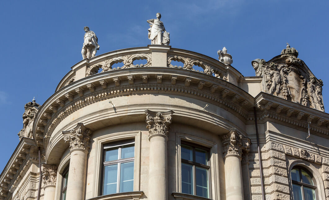 Denkmalgeschütztes Gebäude mit blauem Himmel