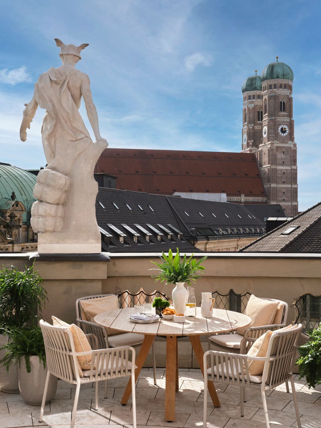 Dachterasse mit Statue und Blick auf Frauenkirche München